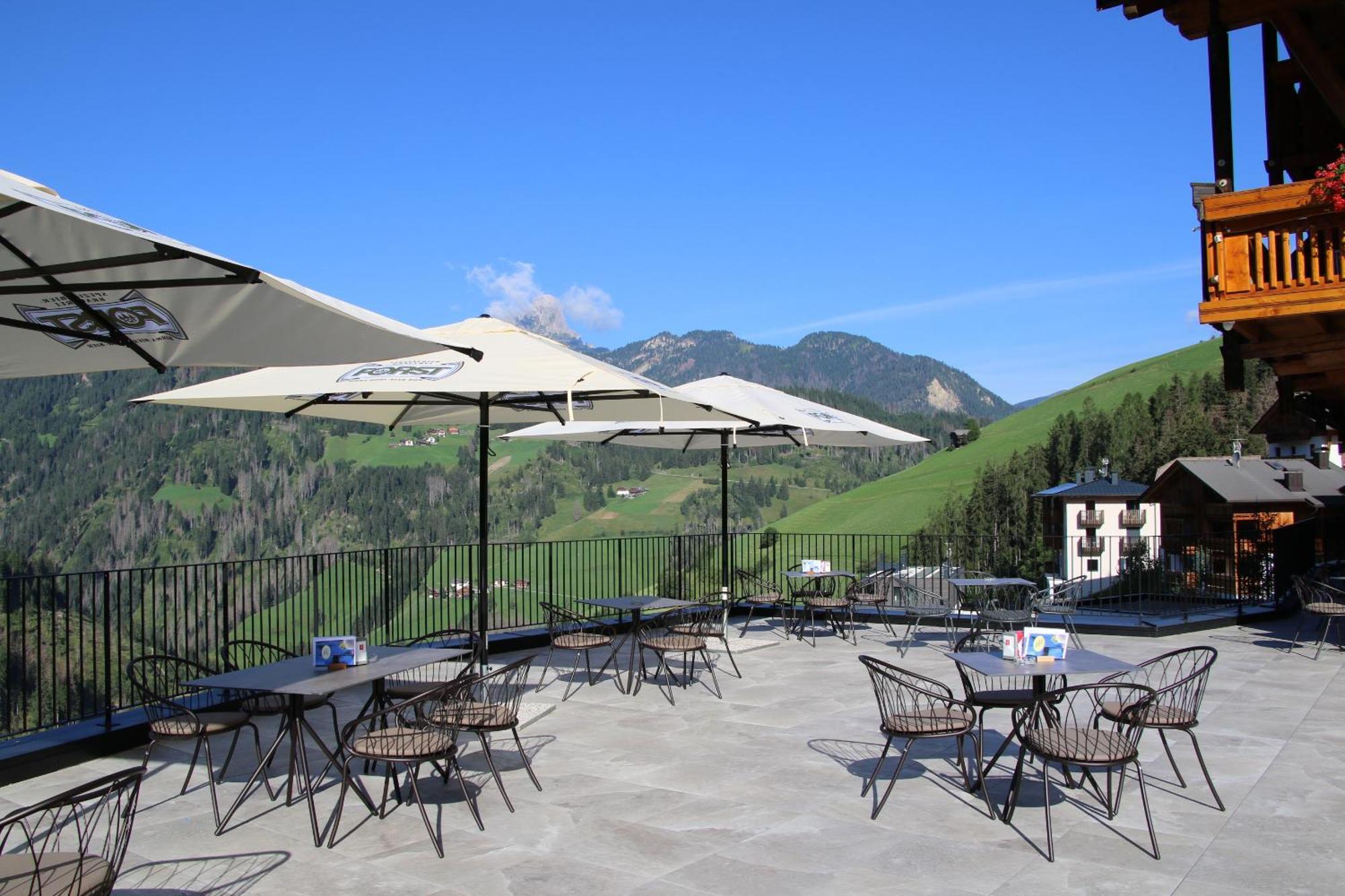 Hotel Alpenrose Dolomites 拉瓦莱 外观 照片