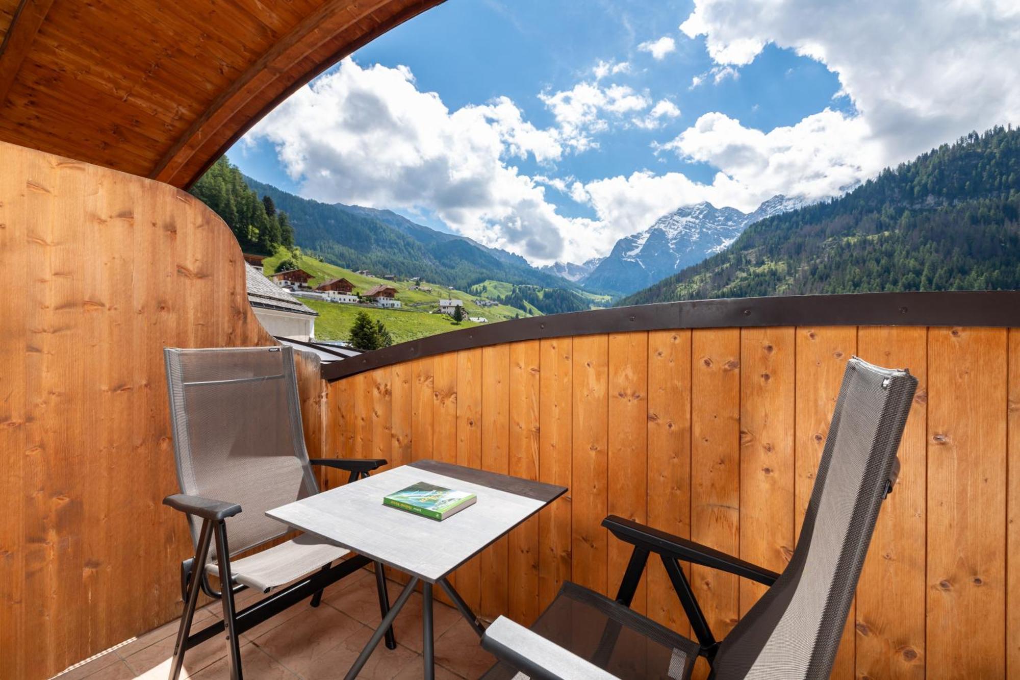 Hotel Alpenrose Dolomites 拉瓦莱 外观 照片