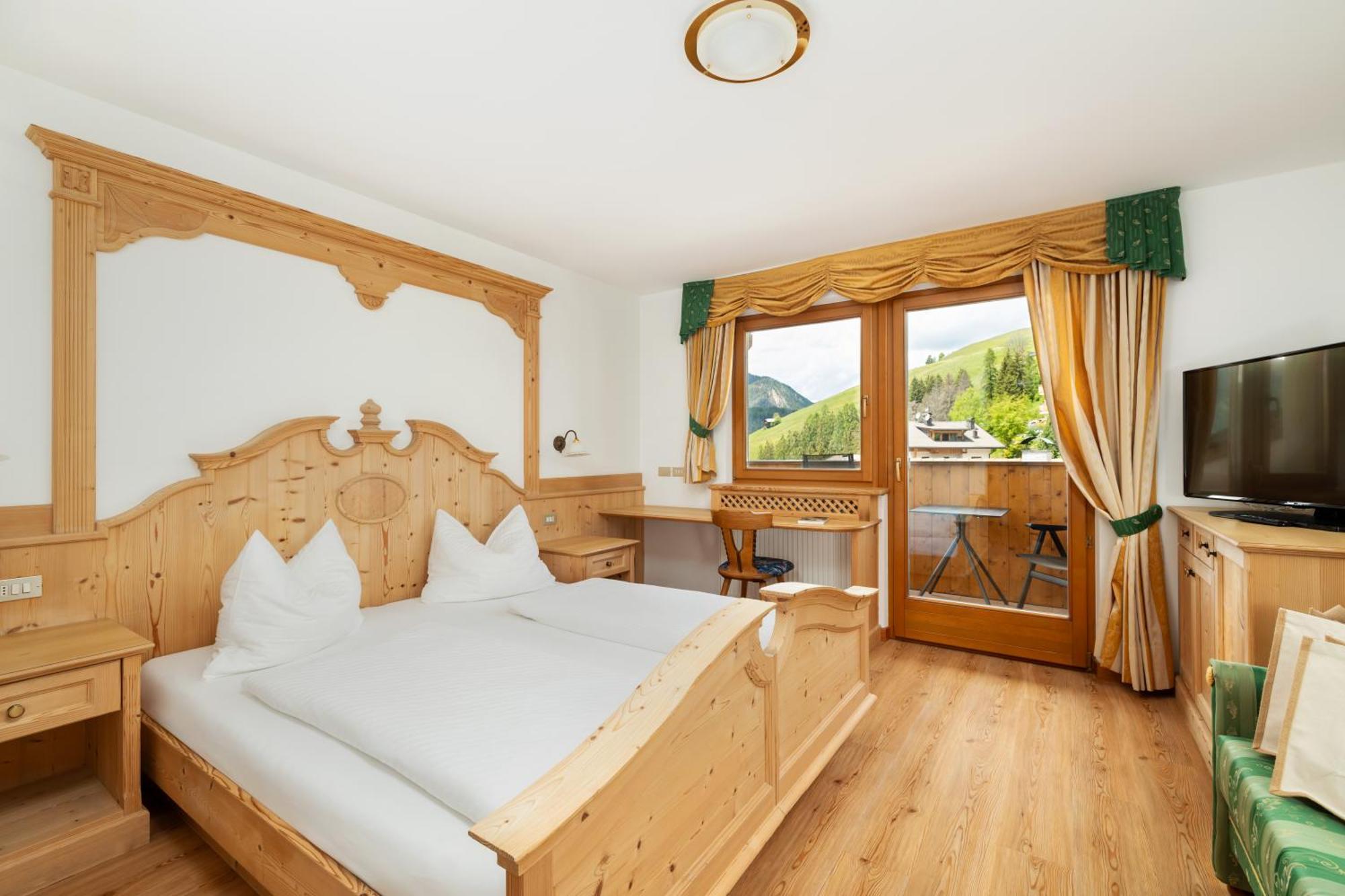 Hotel Alpenrose Dolomites 拉瓦莱 外观 照片