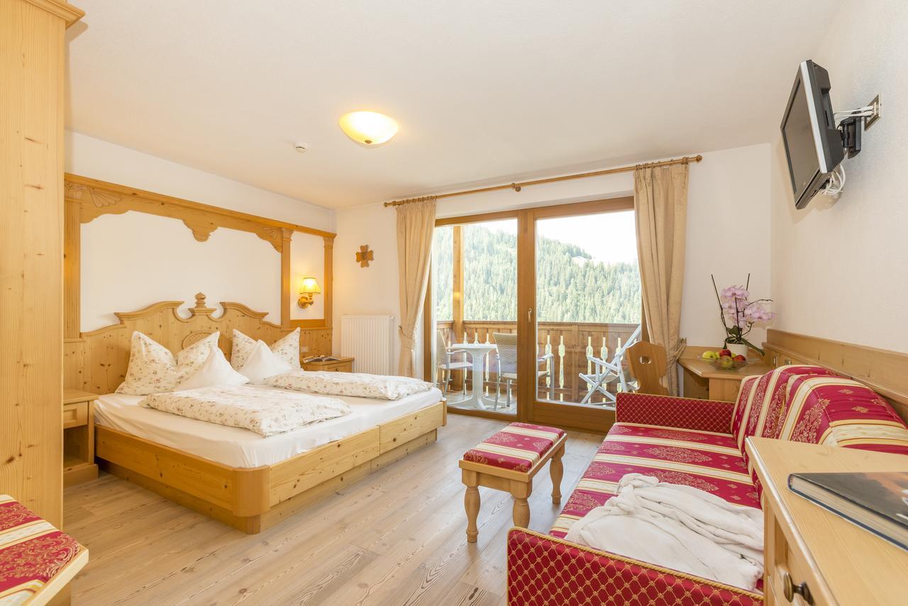 Hotel Alpenrose Dolomites 拉瓦莱 外观 照片